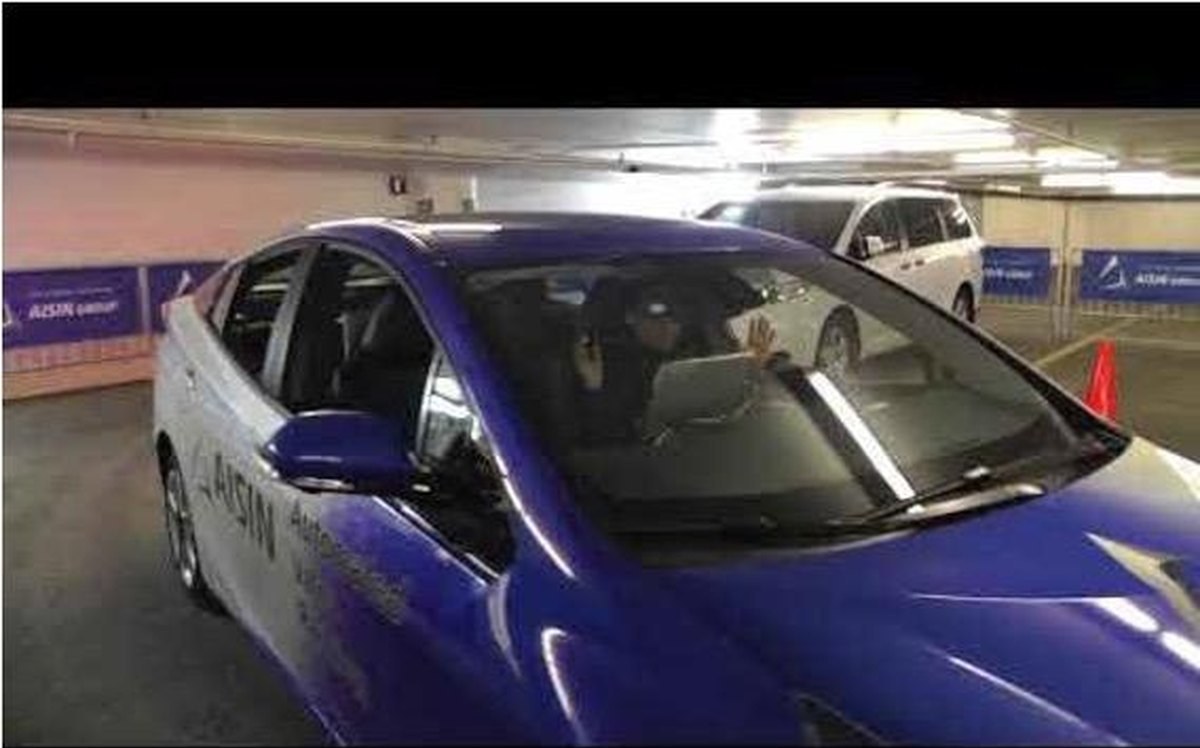 低速自動走行パスプランナーの実証。車載AIカメラと駐車場のインフラカメラで周囲を認識しながら自動で走行する